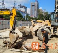 十五岁女人逼又嫩又白高温下的坚守｜道路建设者用汗水铺就畅通路